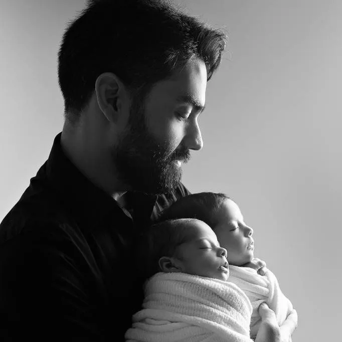 Antonio con sus hijos gemelos